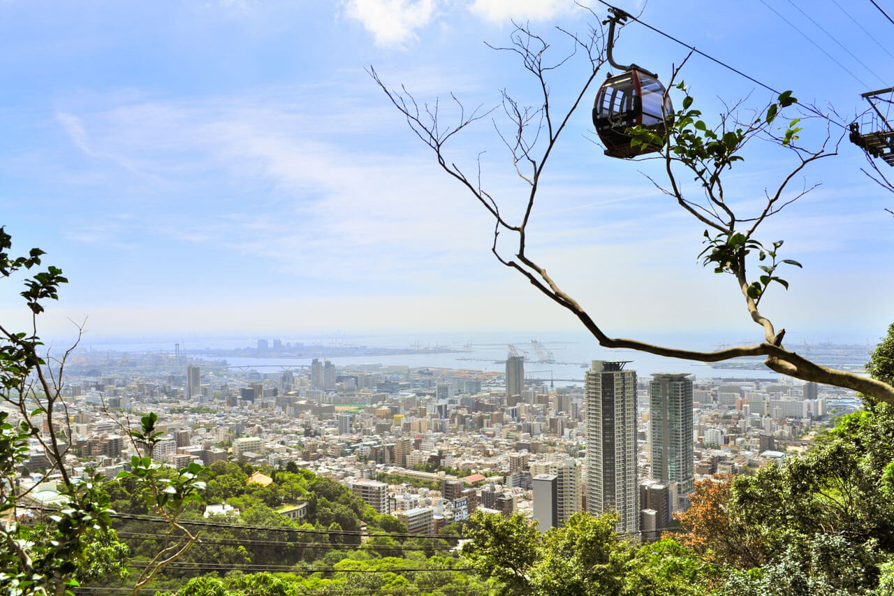 Panoramablick von der Seilbahn über Kobe Stadt und Bucht