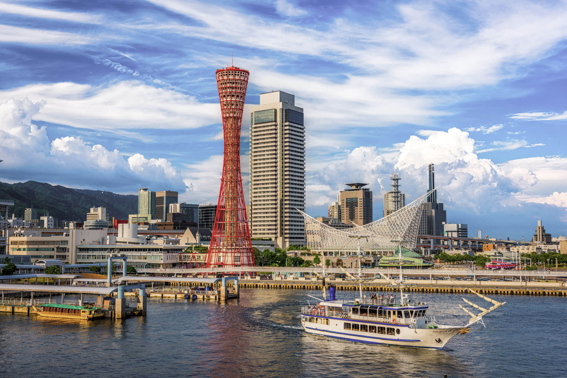 Sonnenuntergang über der Skyline von Kobe mit Port Tower und Hafenbecken
