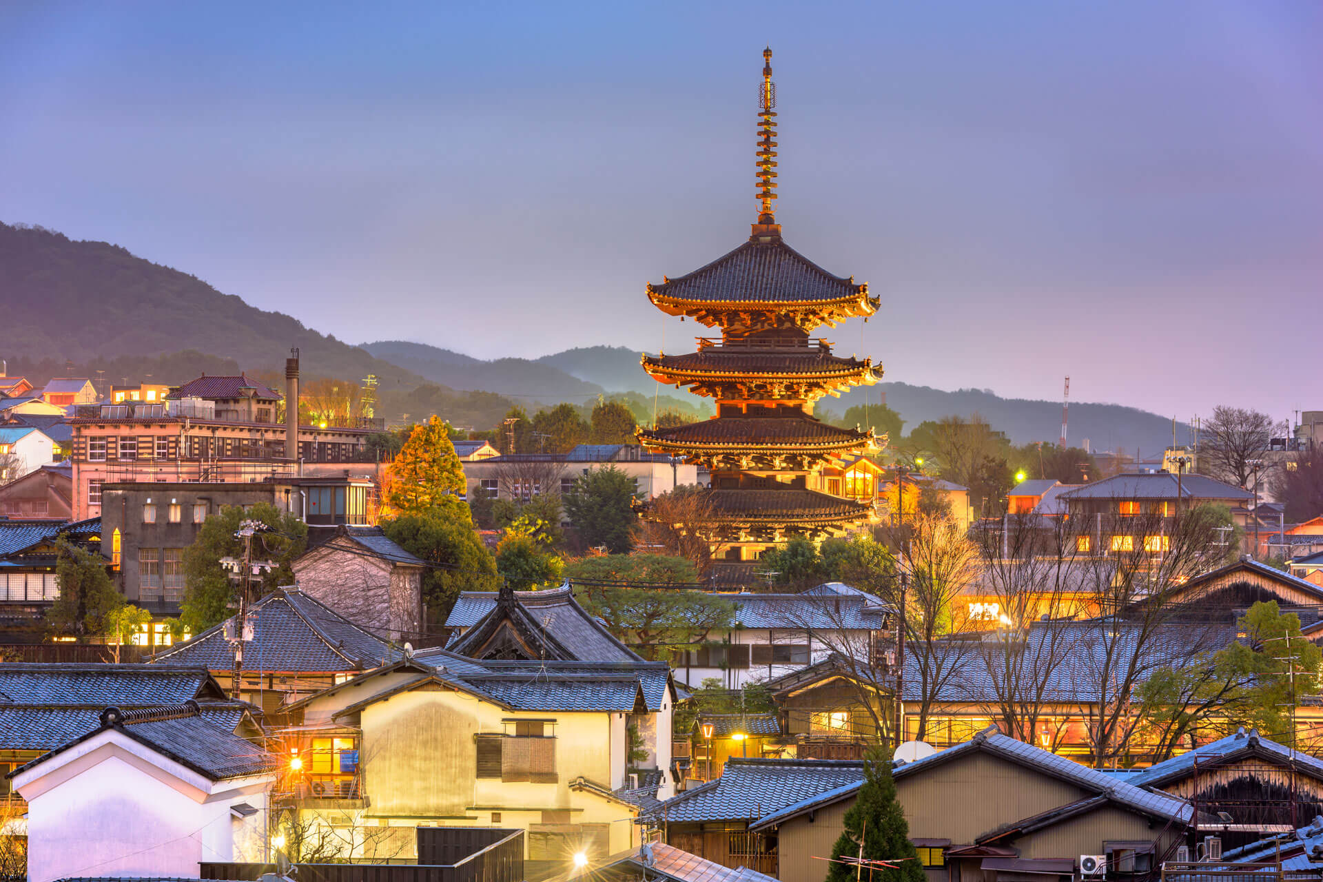 Abendstimmung über Kyoto mit beleuchteter Yasaka-Pagode und traditionellen Dächern