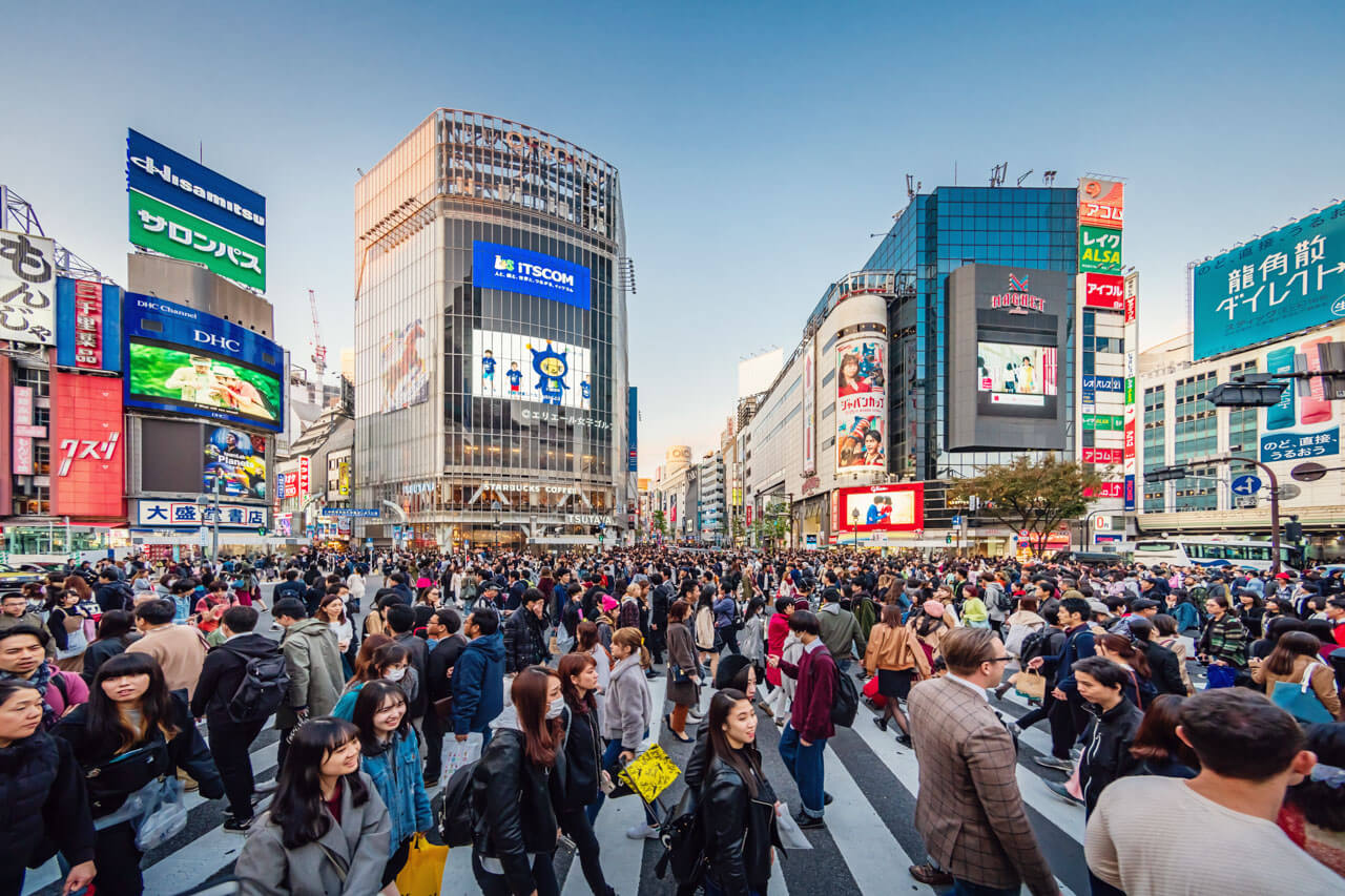 Shibuya Kreuzung in Tokio mit großer Menschenmenge pulsierendes Stadtleben in Japan