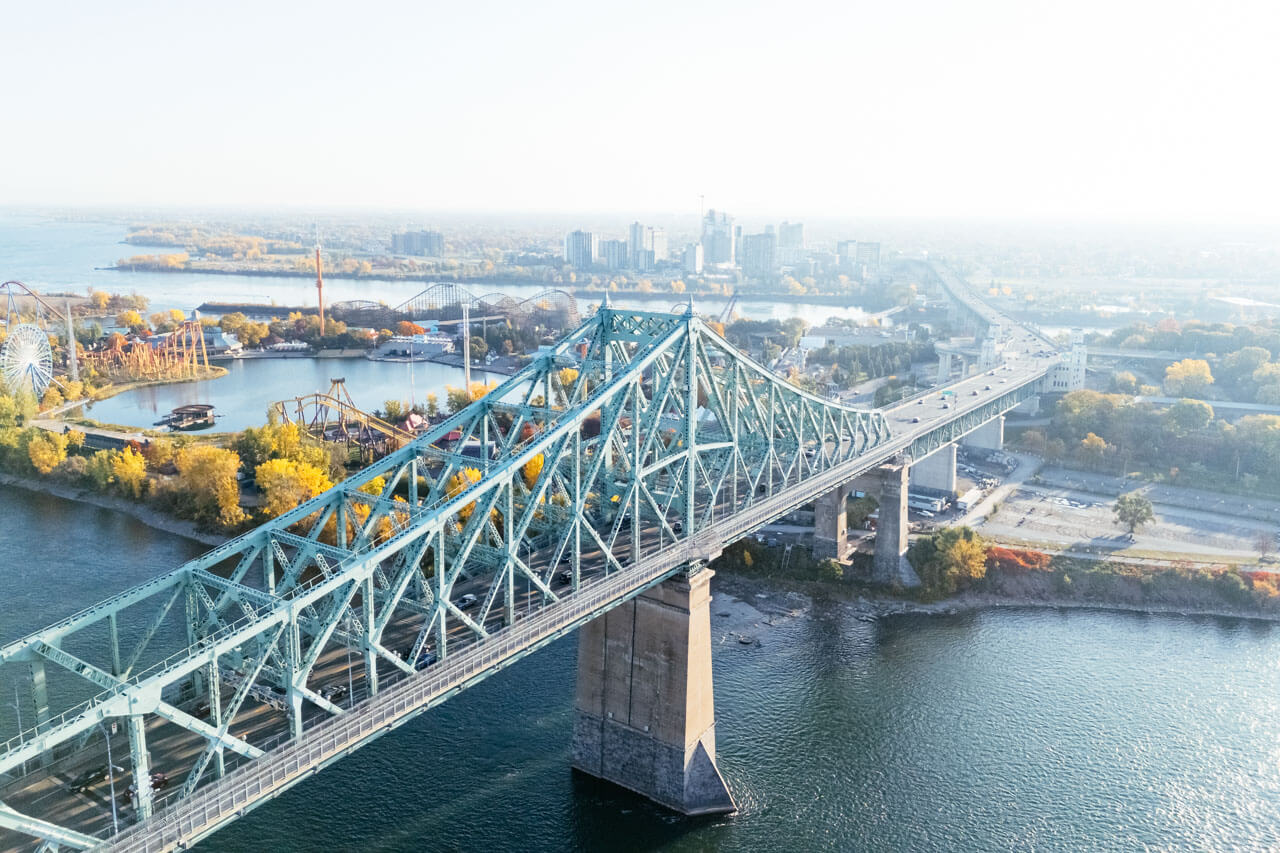 Stählerne Brücke über dem Fluss, Aussprache und Grammatik festigen auf deiner Sprachreise