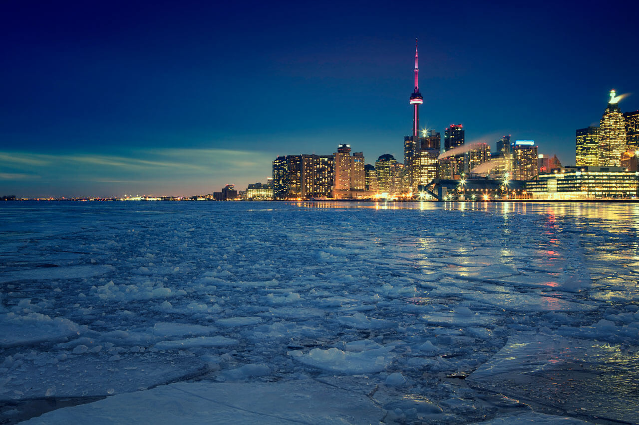 Toronto Skyline mit Eis auf dem Wasser bei Nacht, Erlebnisse im Sprachkurs.