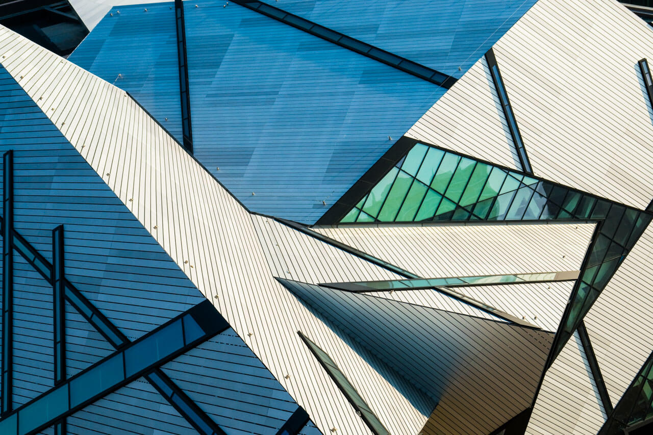 Geometrische Glasfassade in Nahaufnahme, Grammatik im Kontext trainieren.