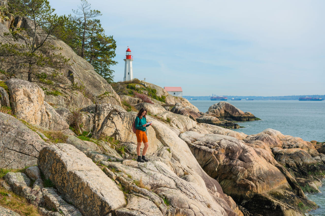 Felsen und Leuchtturm am Meer bei Vancouver, Exkursion nach dem Unterricht.