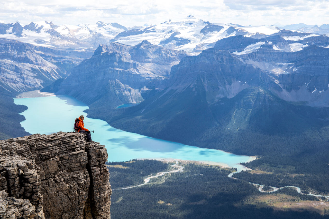 Panoramablick auf türkisblauen Hector Lake und schneebedeckte Rockies Symbol für Naturerlebnisse beim Englischlernen