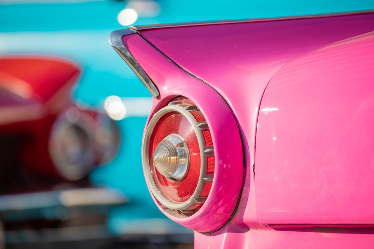 Pinker Oldtimer in Havanna Detailaufnahme Sprachkurs Vokabeln mit Kulturbezug