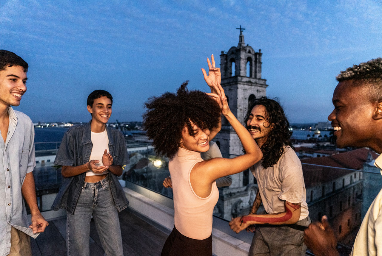 Junge Menschen tanzen auf Terrasse in Havanna Sprachreise Hörverstehen und Aussprache verbessern