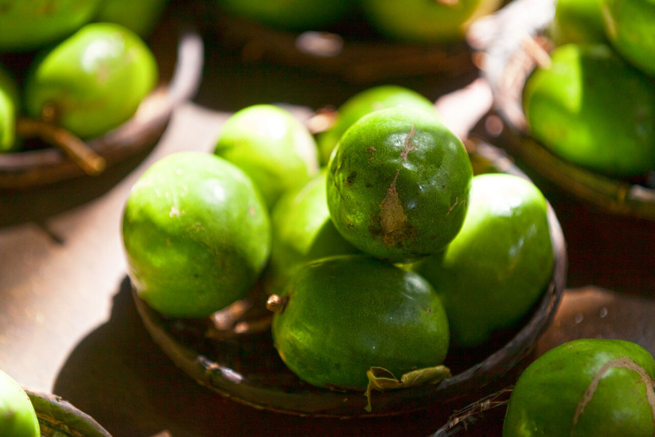 Frische Jew Plums auf Markt Konversation üben beim Sprachkurs