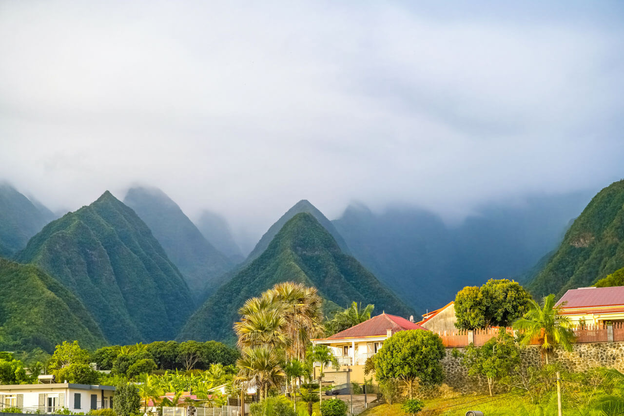 Spitze grüne Berge bei Saint Paul Hörverstehen verbessern Sprachreise