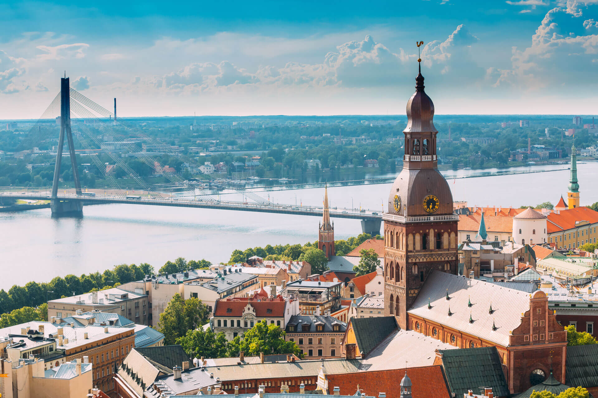 Panorama von Riga mit Altstadt Dom und Vanšu Brücke über die Daugava bei blauem Himmel Reise nach Lettland