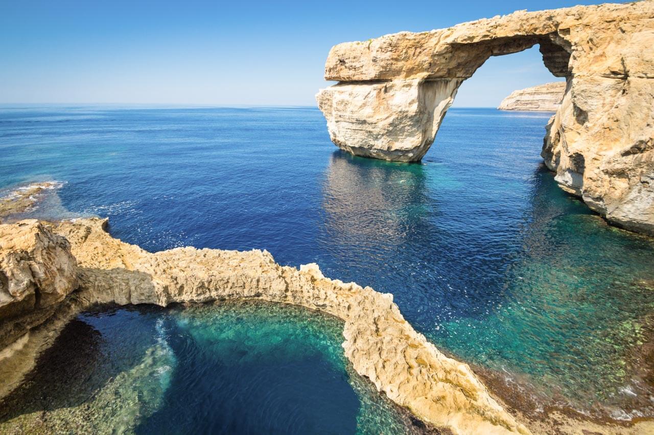 Felsbogen Azure Window auf Gozo über türkisblauem Meer Exkursion Vokabeln im Alltag anwenden