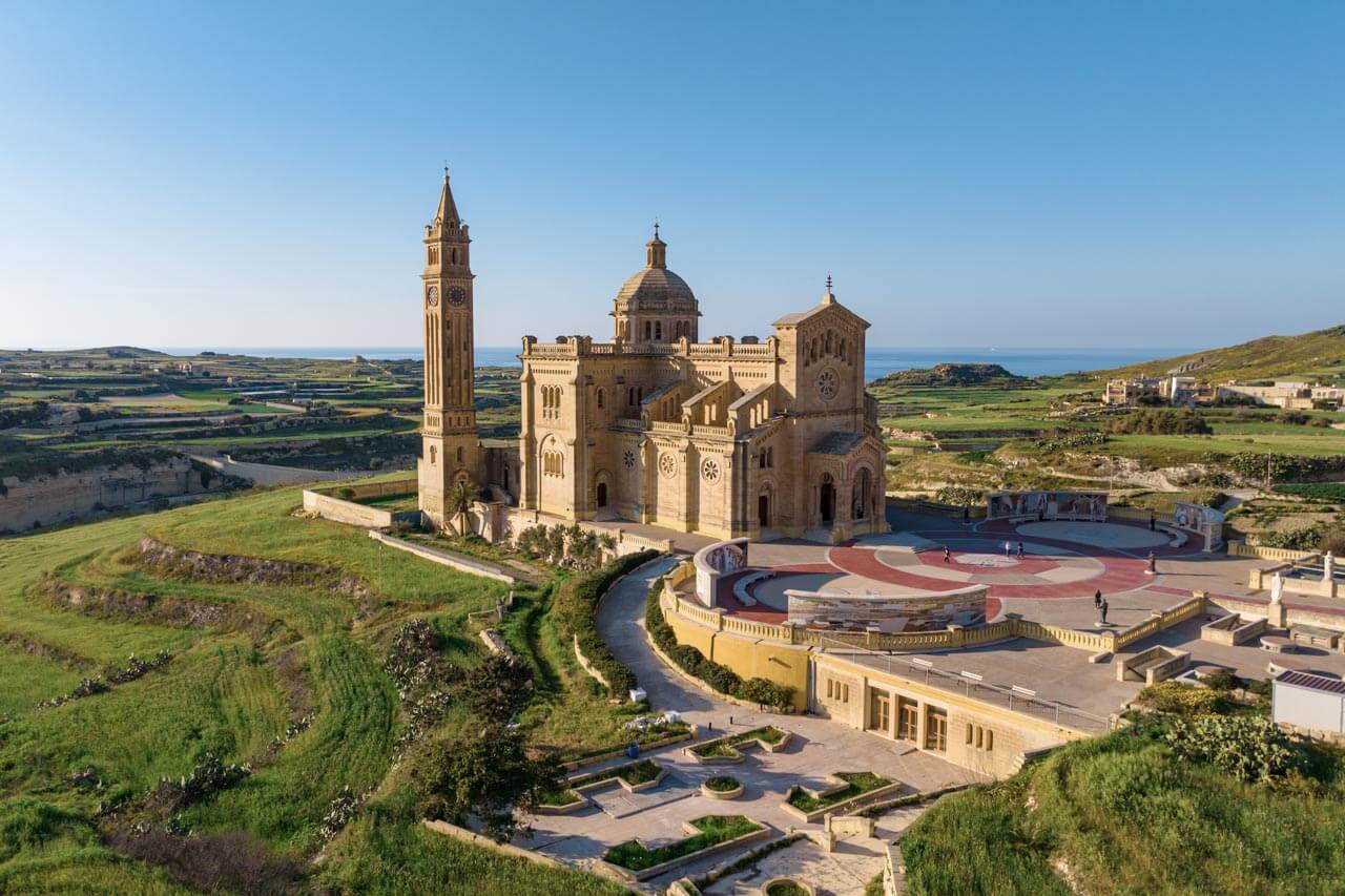 Basilika Ta’ Pinu in weiter Landschaft mit Meerblick Grammatik im Kontext im Englischkurs