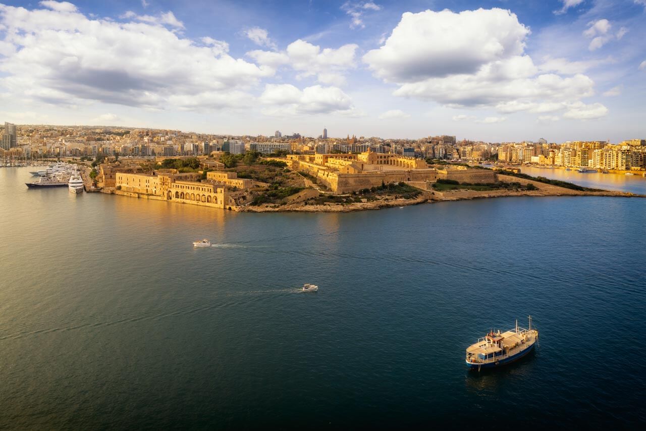 Fort Manoel im Abendlicht mit Blick über den Marsamxett Hafen Exkursion nach dem Unterricht per Boot