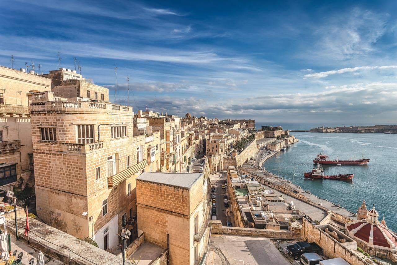 Historische Stadtansicht mit Hafen und Frachtern, Spaziergang zur Schule. Englisch lernen mit Meerblick.