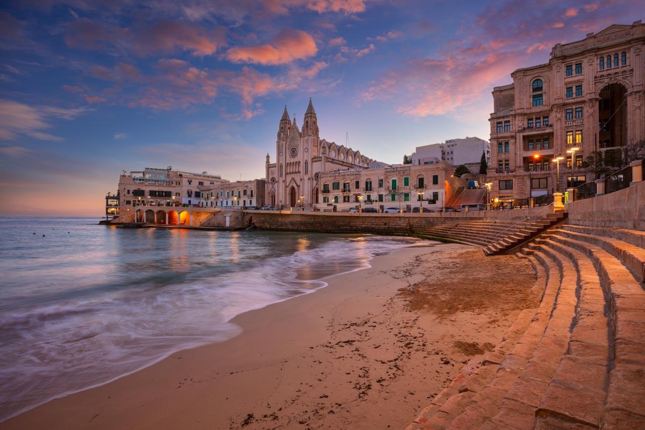 Balluta Bay bei Sonnenuntergang mit Karmeliterkirche Aussprache verbessern im Englischkurs