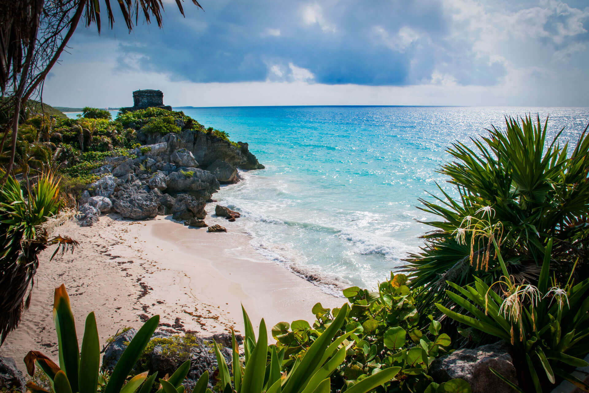 Blick auf Strand und Ruinen bei Tulum Sprachreise Mexiko Konversation im Alltag üben