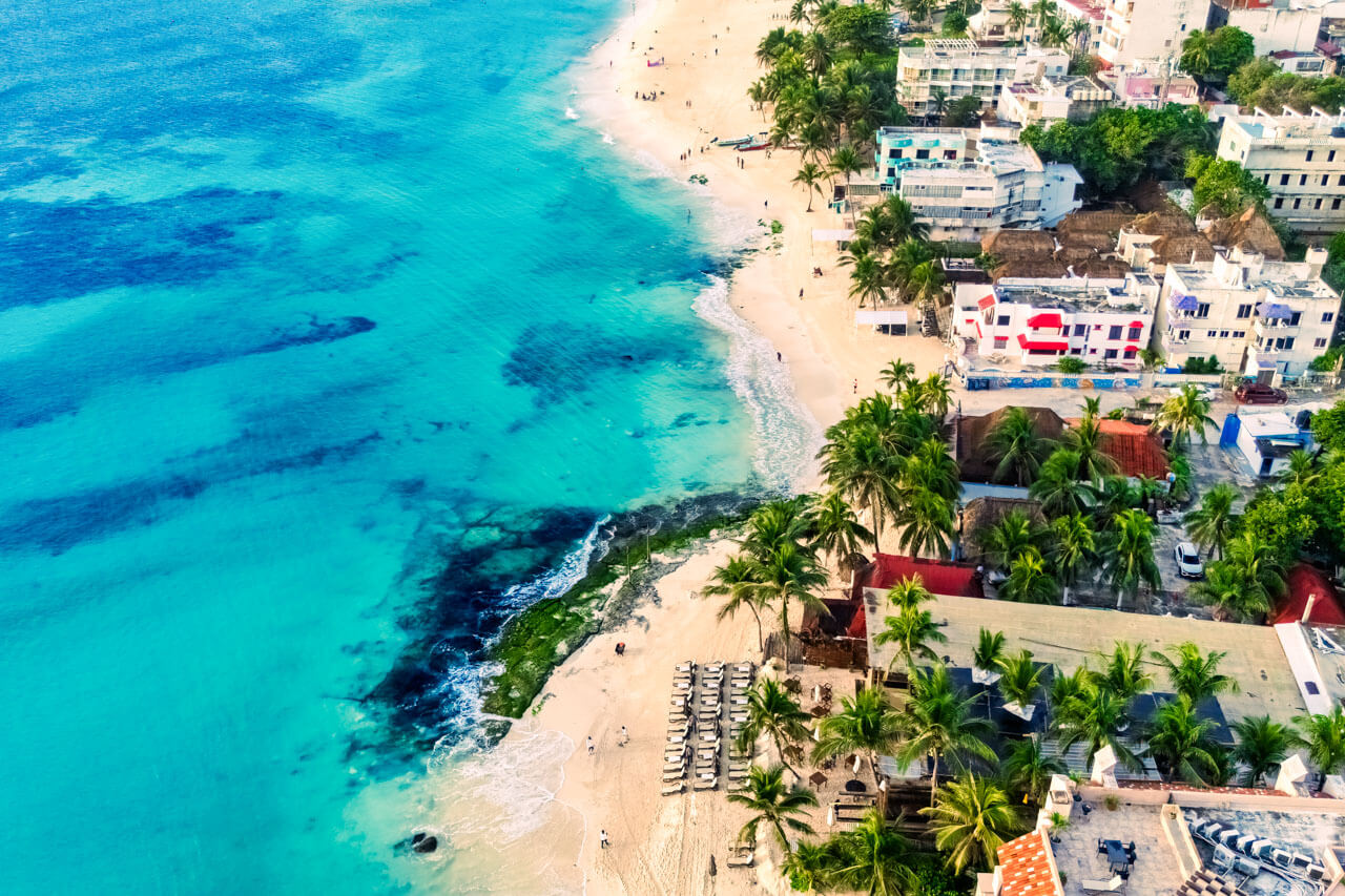 Luftaufnahme vom Strand mit Palmen Sprachreise Mexiko Vokabeln im Kontext lernen