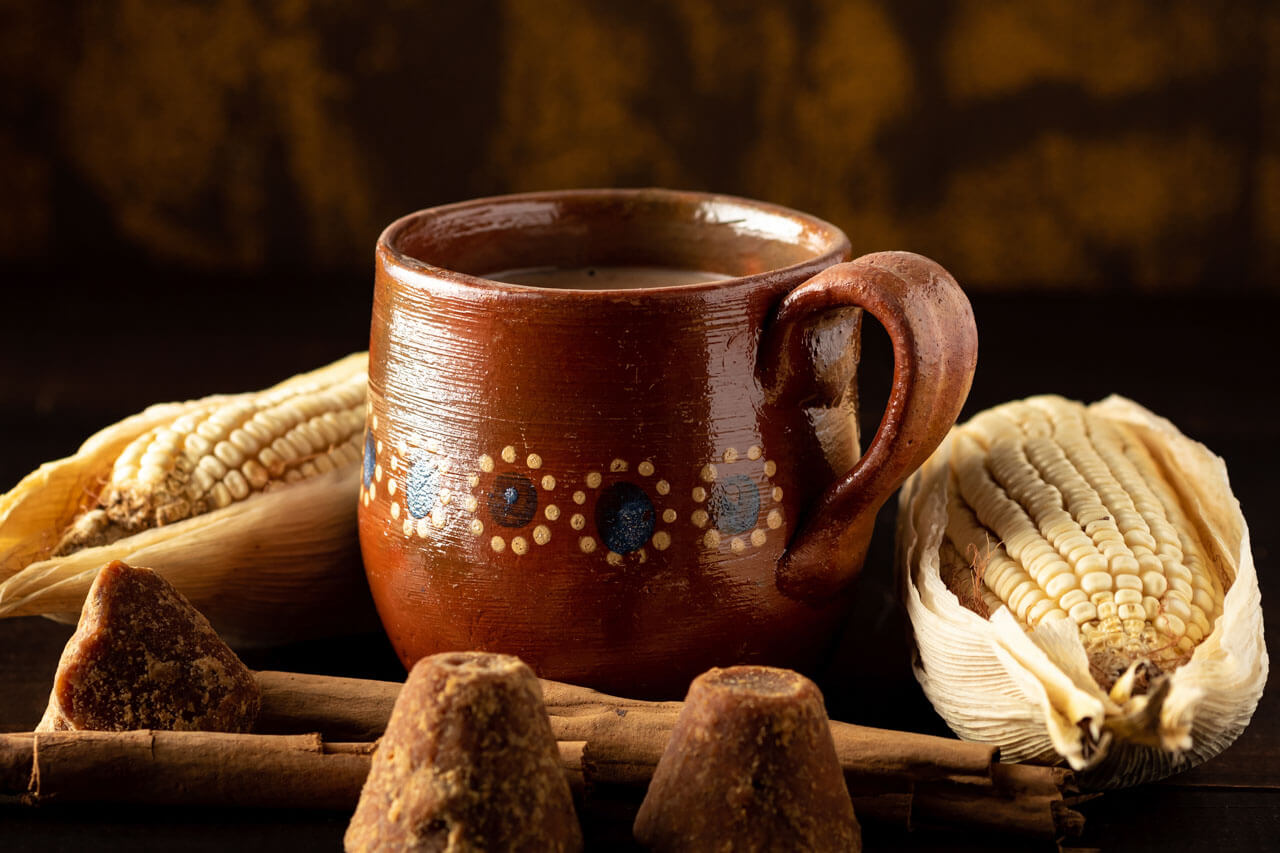 Traditionelle Tasse mit Schokolade und Mais Sprachkurs Mexiko Vokabeln lernen