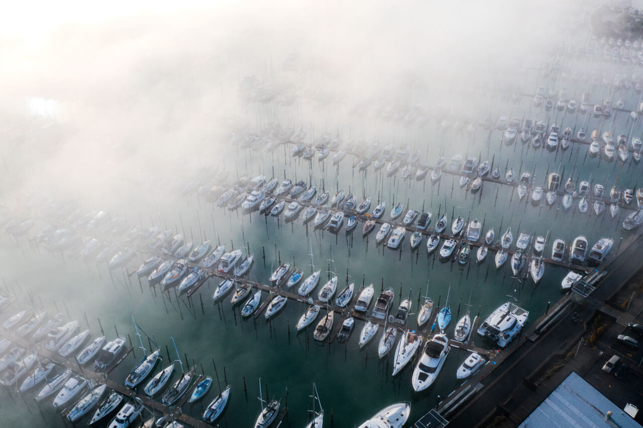 Nebel über Marina mit Reihen von Booten, Grammatik im Kontext präzise üben.