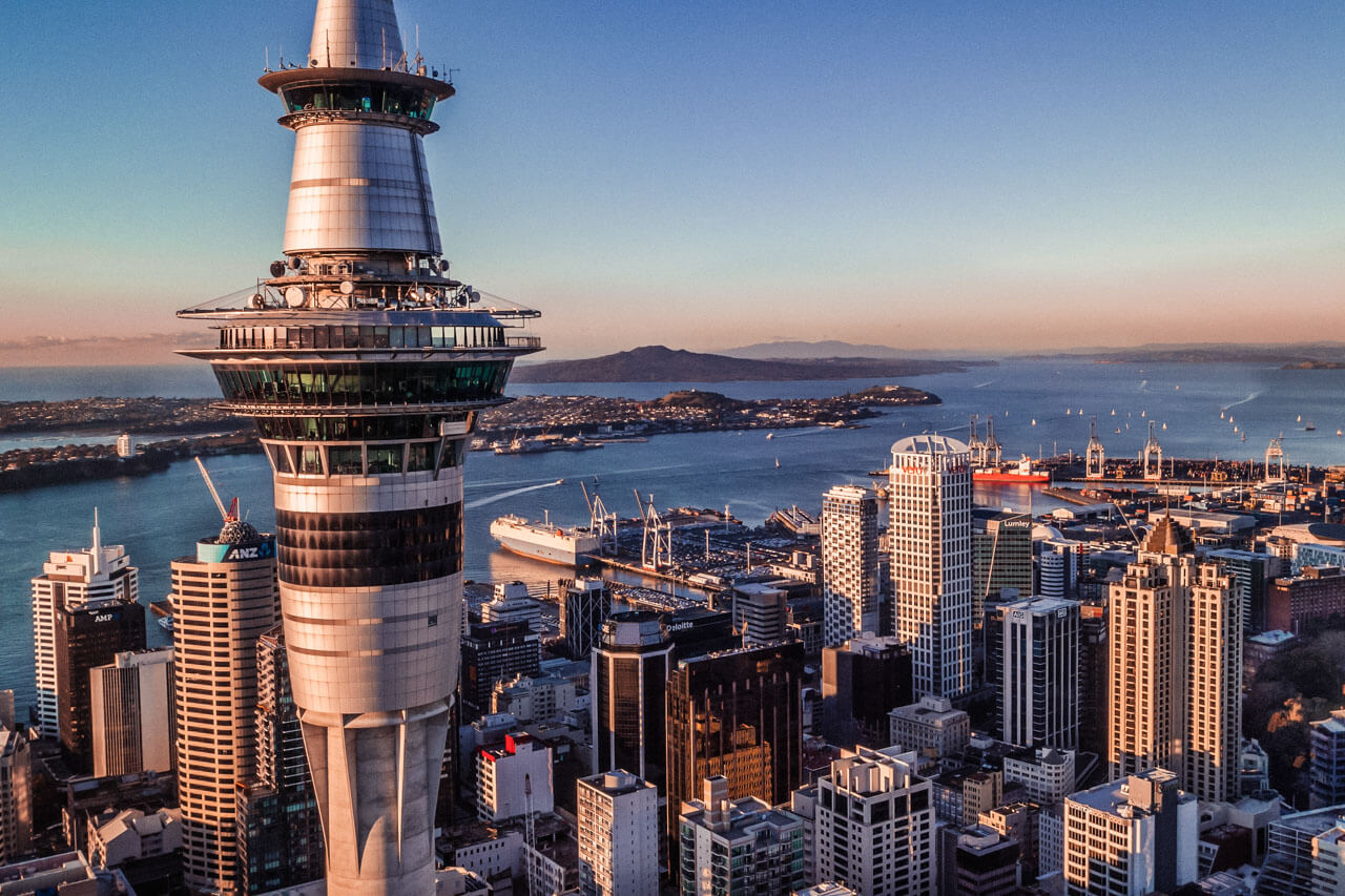 Sky Tower über Downtown und Hauraki Gulf, Sprachreise mit Stadtleben und Meeresblick.