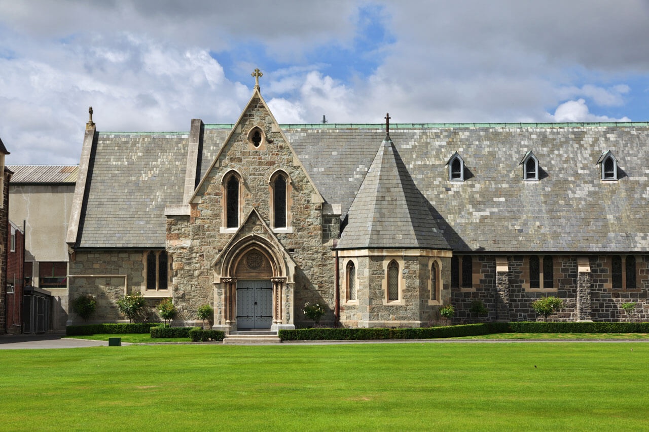 Historische Campuskapelle aus Stein, Unterricht vor Ort im Sprachkurs entdecken.