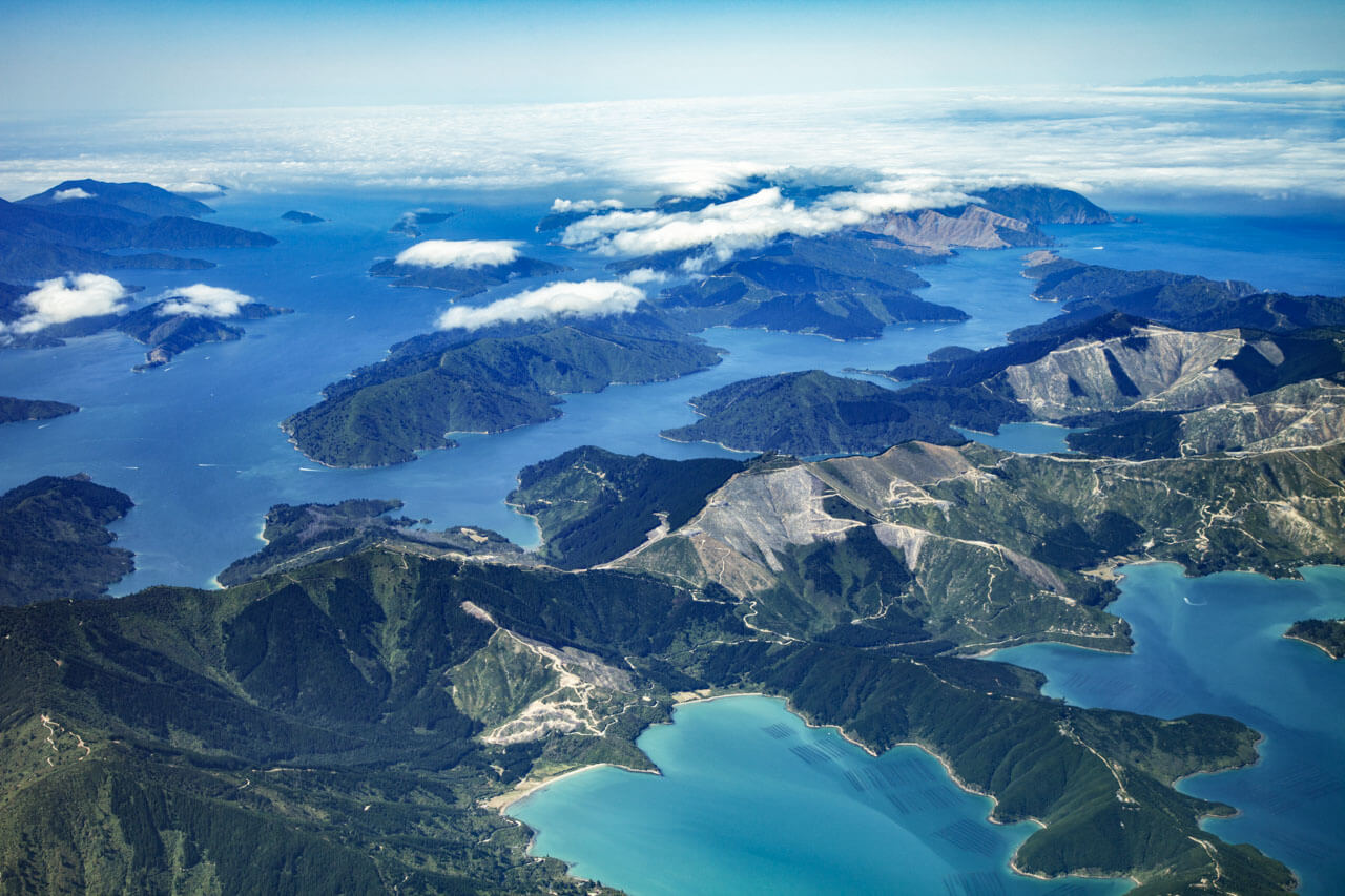 Inselreiche Meeresbuchten aus der Luft, Hörverstehen üben auf Exkursion.