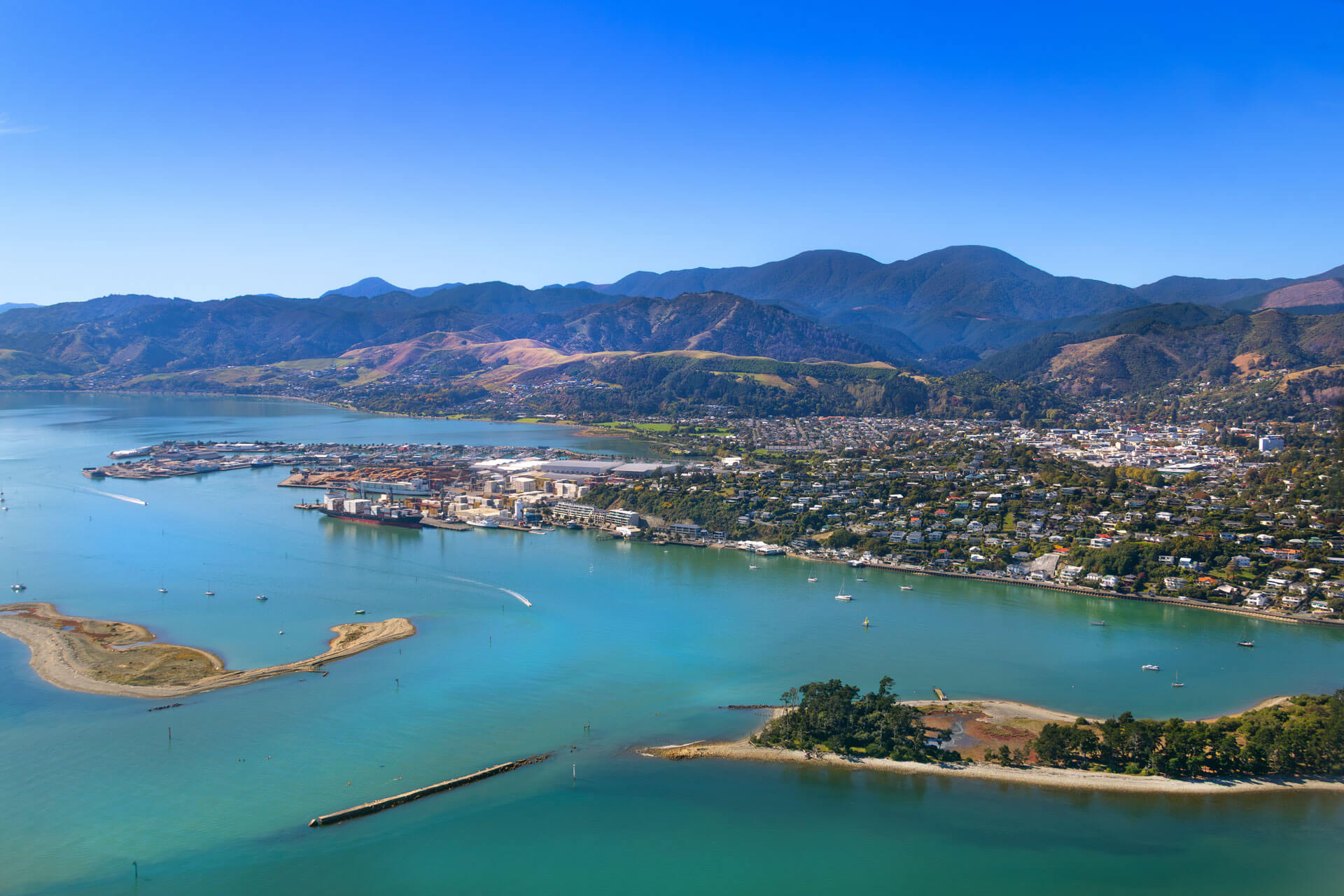 Hafen, Stadt und Berge von Nelson im Sonnenlicht, Sprachkurs mit Natur vor der Tür.