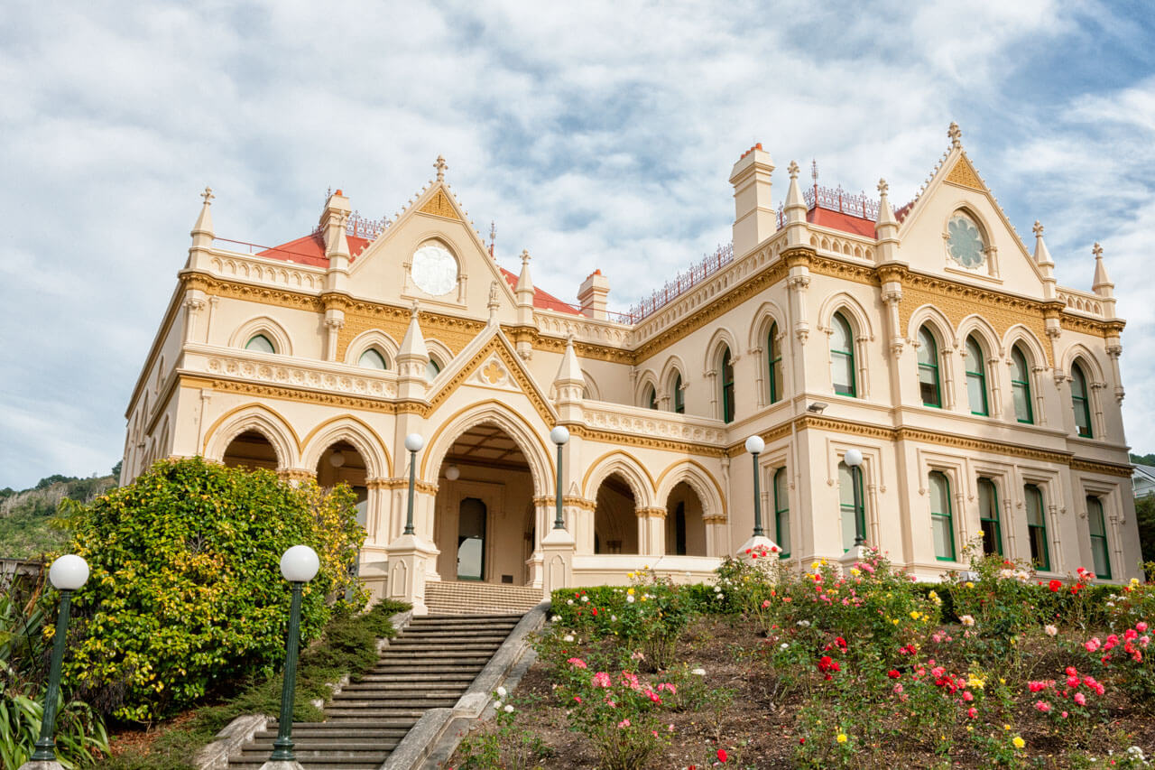 Historisches Parlamentsgebäude mit Bögen und Rosen, Vokabeln üben im Kontext.