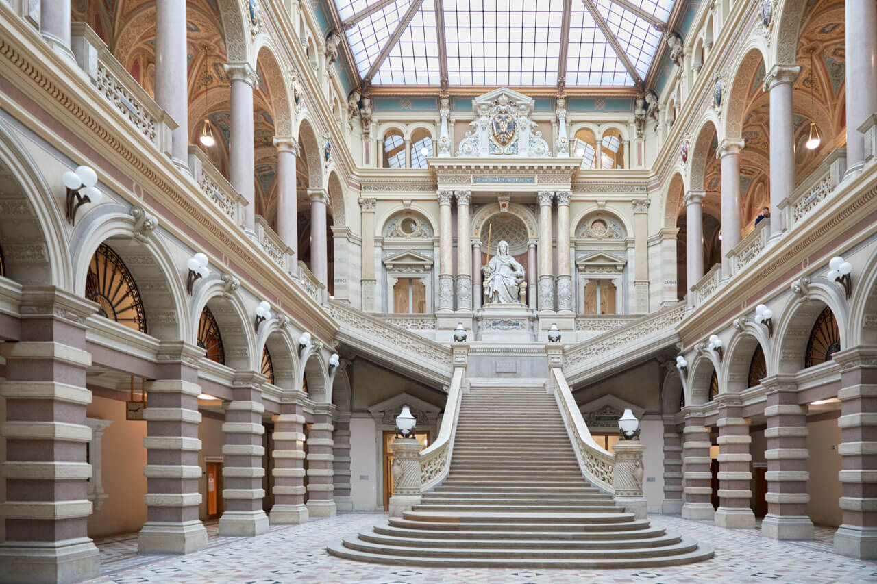 Prunkhalle mit großer Treppe, Sprachreise Wien mit Architektur erleben und Deutsch lernen.