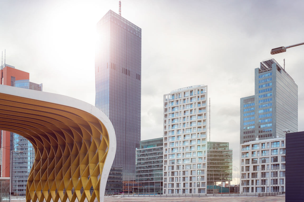 Moderne Skyline, Präsentationen und Smalltalk im Deutschkurs sicher trainieren.