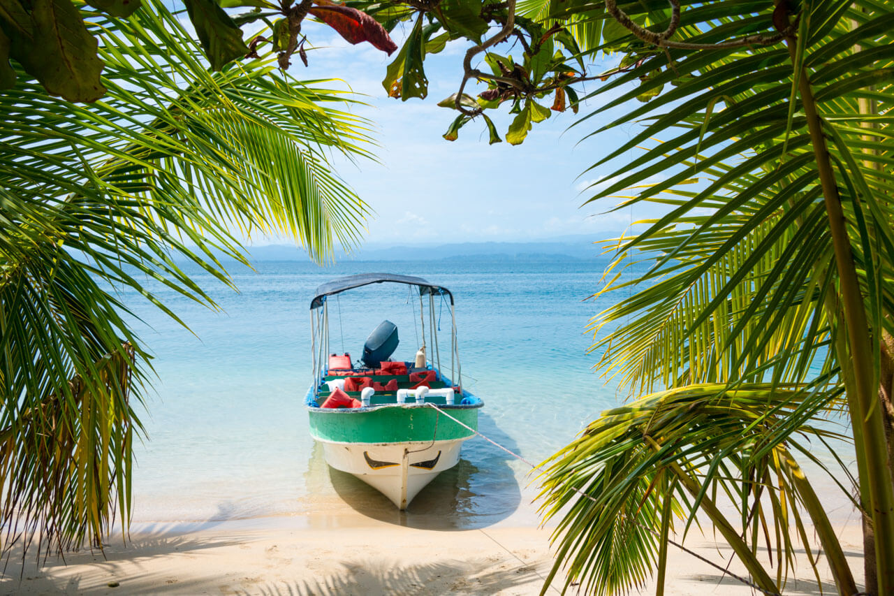 Boot am Strand zwischen Palmen Sprachreise Panama Hörverstehen im Kontext