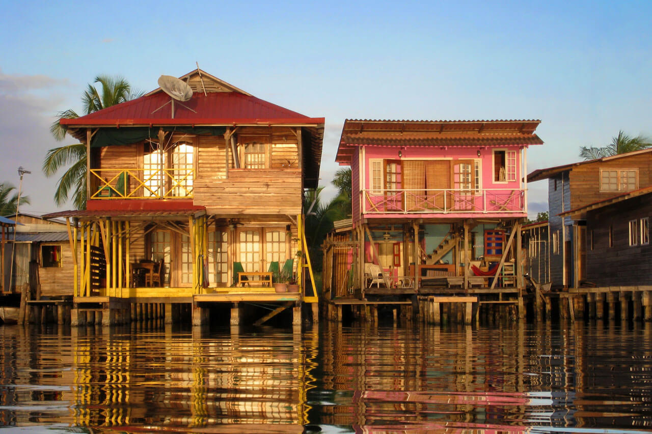 Bunte Stelzenhäuser am Wasser in Bocas del Toro Sprachkurs Panama Grammatik trainieren
