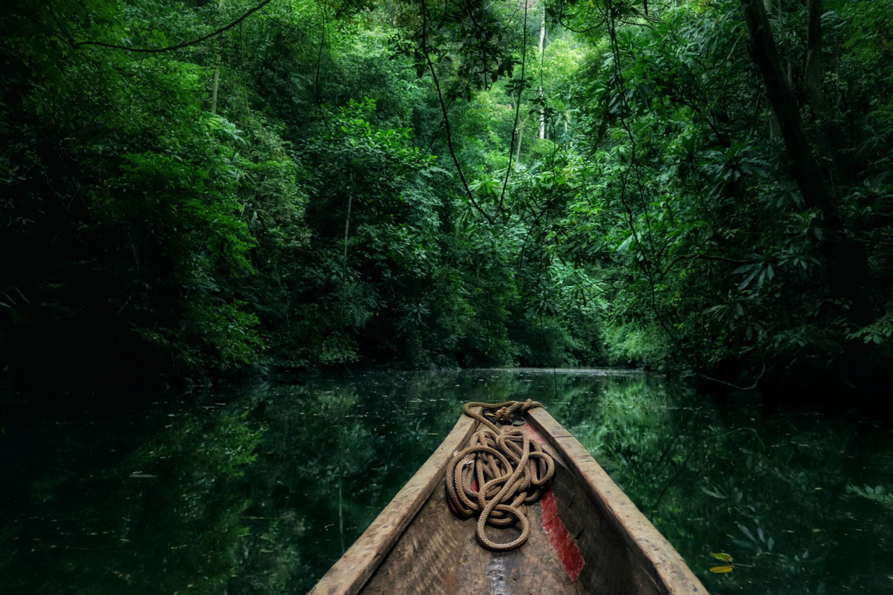 Kanu im Dschungel auf ruhigem Fluss Sprachreise Panama Hörverstehen üben im Alltag