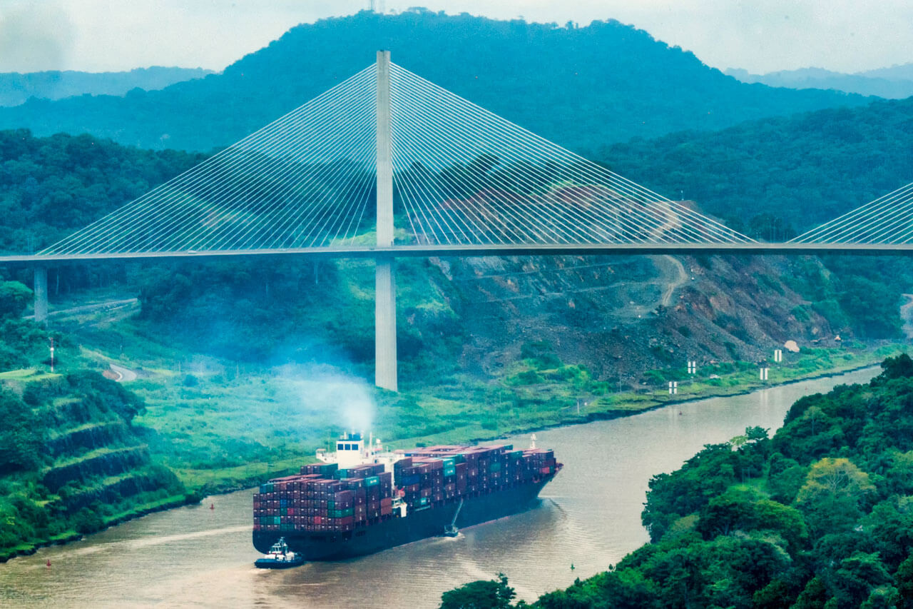 Frachtschiff im Panamakanal unter moderner Brücke Sprachkurs Exkursion Grammatik trainieren