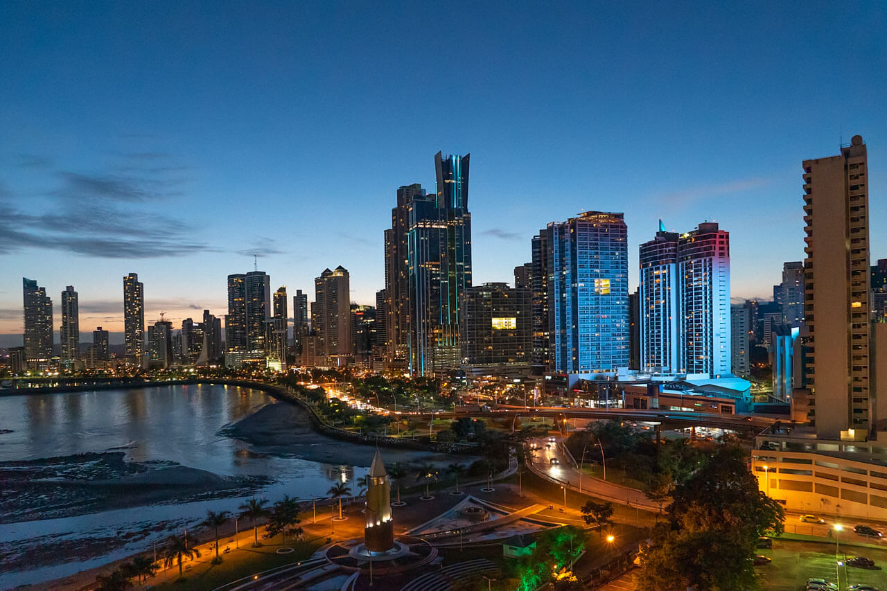 Skyline von Panama City bei Nacht Sprachkurs im Ausland Konversation üben