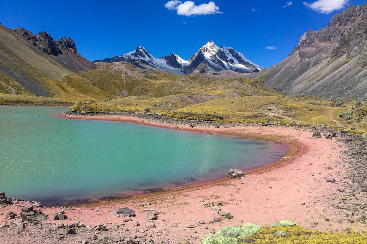 Türkiser Bergsee mit rosafarbenem Ufer am Ausangate Sprachkurs Vokabeln im Kontext