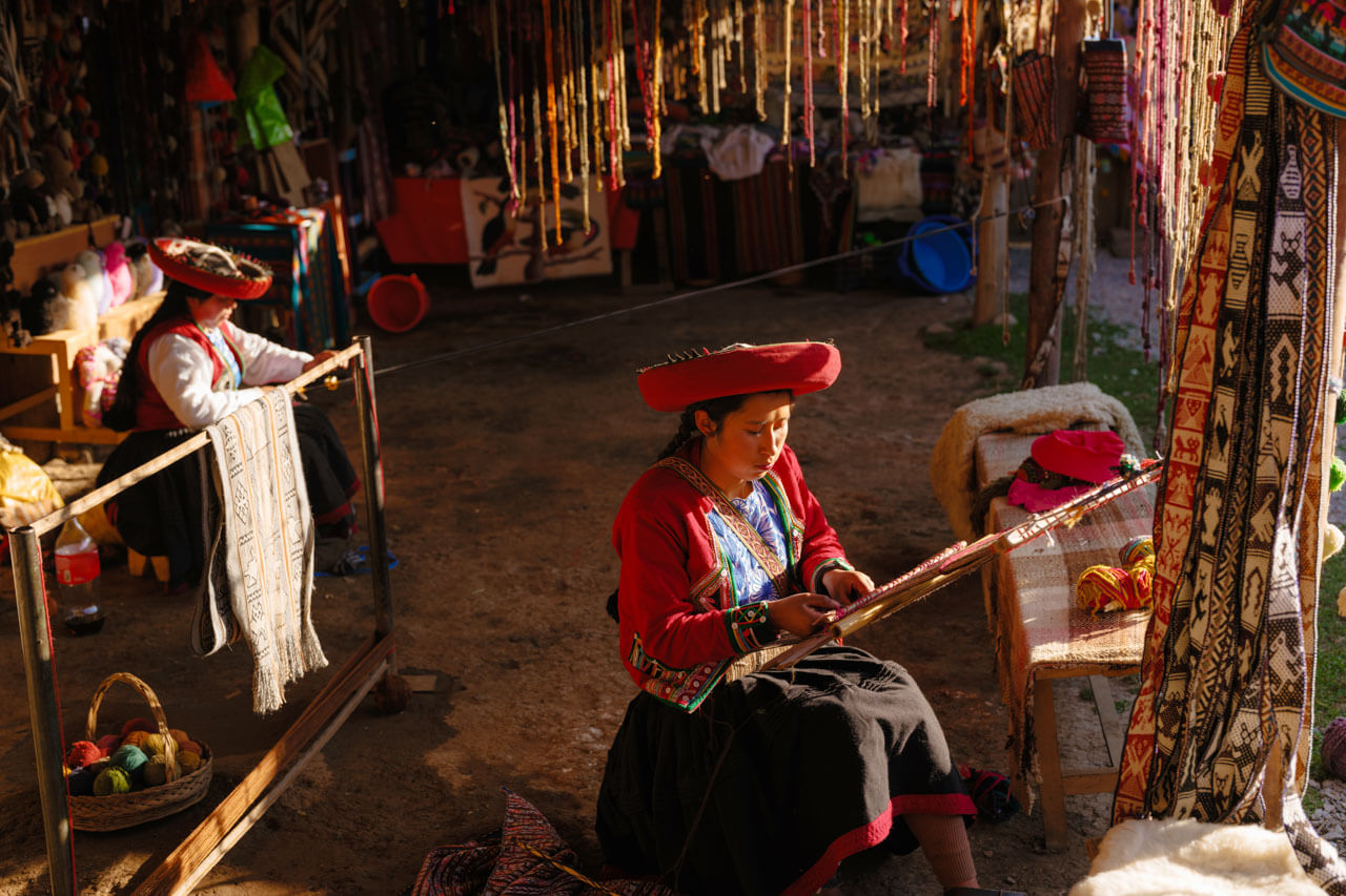 Indigene Weberin bei der Arbeit Kultur erleben auf Sprachreise Hörverstehen üben