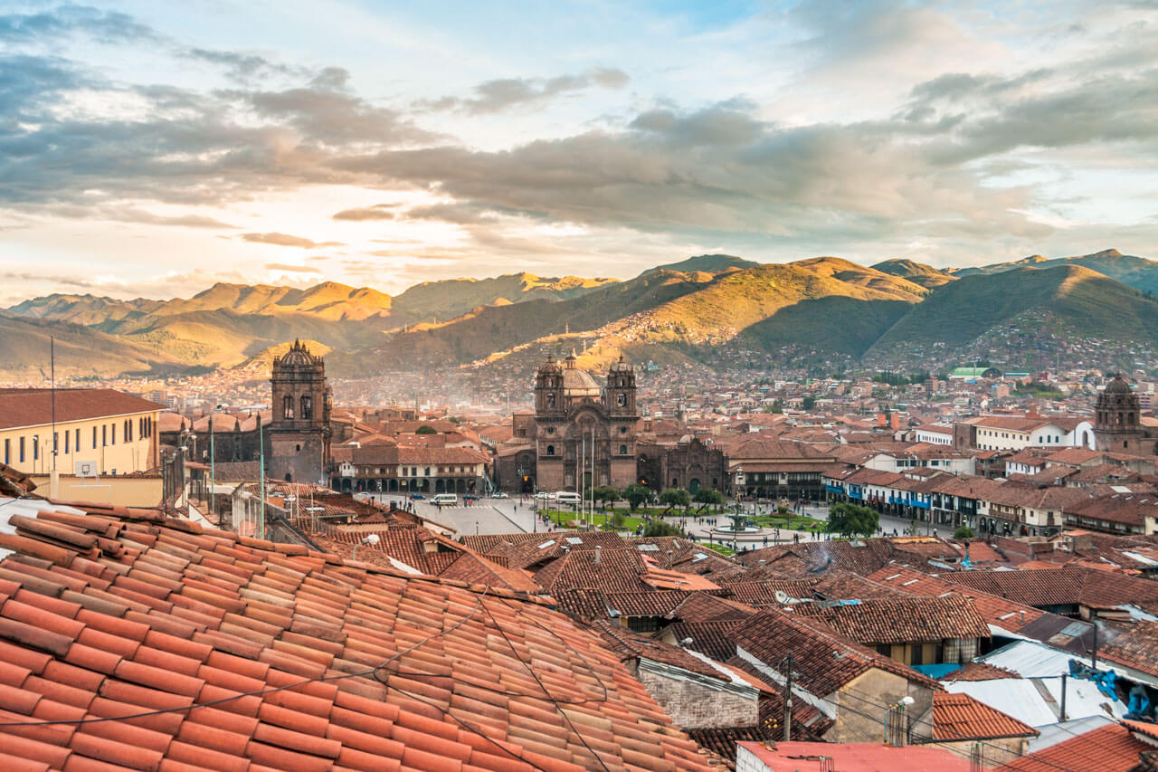 Panoramablick über rote Dächer und Plaza in Cusco Sprachkurs Grammatik trainieren
