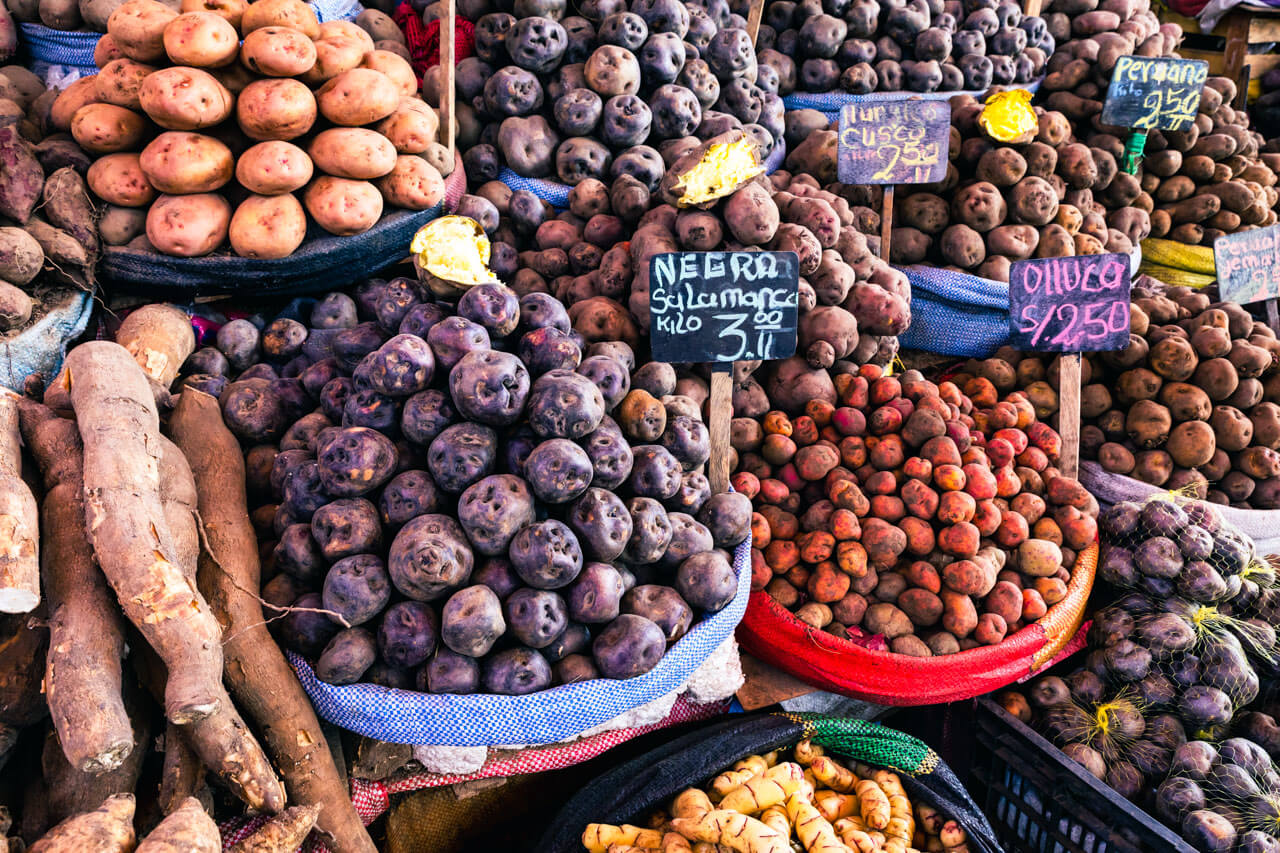 Bunte Kartoffelstände auf dem Markt in Cusco, Spanischkurs, Hörverstehen trainieren.