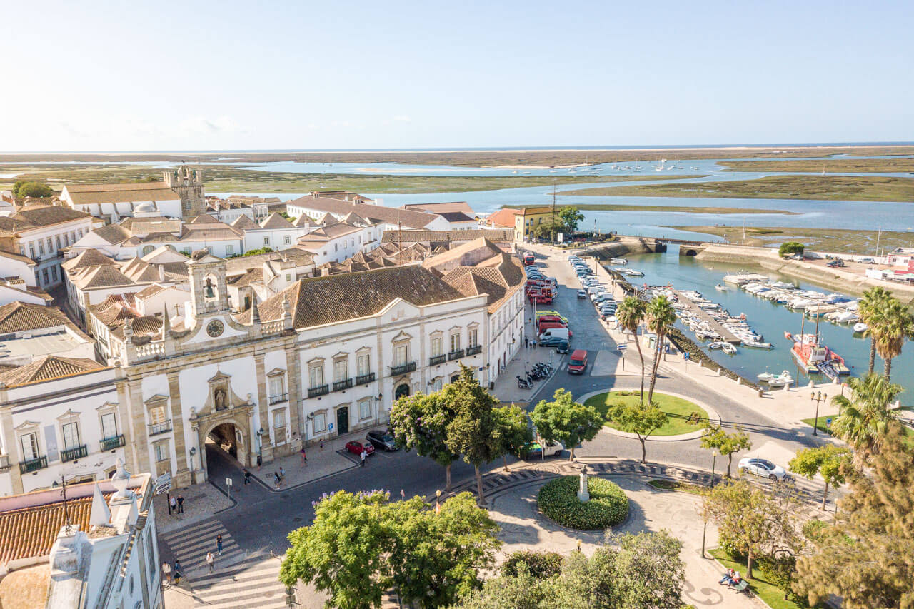 Luftaufnahme von Faro mit Hafen, Altstadt und Blick auf die Lagunenlandschaft – Sprachreise Portugal.
