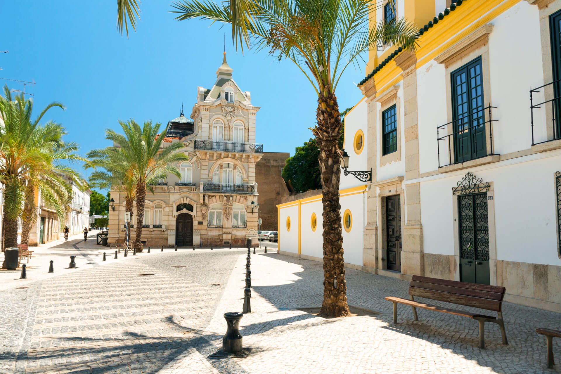 Historische Altstadt von Faro mit Kopfsteinpflasterstraßen, Palmen und alten Fassaden – Sprachreise Portugal.
