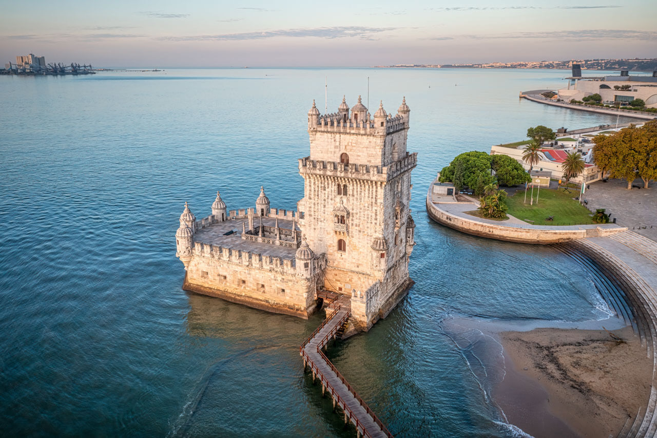 Torre de Belém ragt in den Fluss Tejo in Lissabon hinein – Sprachreise Portugal