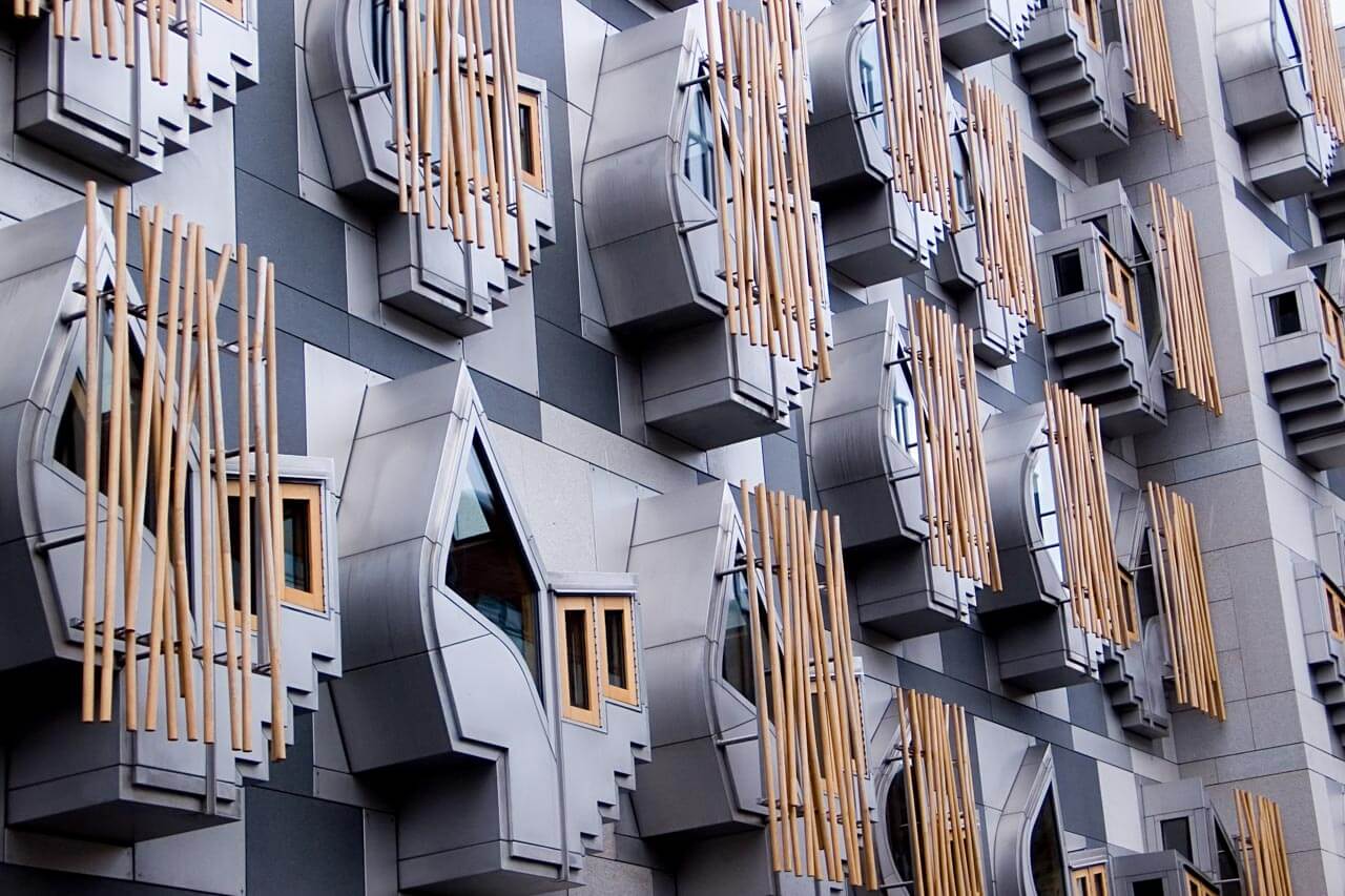 Moderne Fassadenmodule mit skulpturalen Fenstern, Inspiration für die Sprachreise nach Edinburgh.