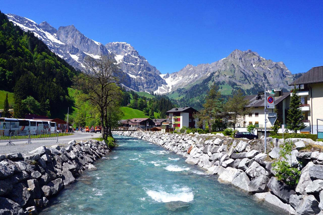 Bergfluss durch Ortskern, Wege zur Schule; Grammatik trainieren und Konversation im Sprachkurs.