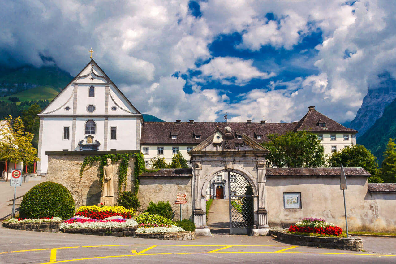 Historisches Kloster mit Tor und Blumen; Kultur erkunden auf Sprachreise, Schreibtraining und Grammatik vertiefen.