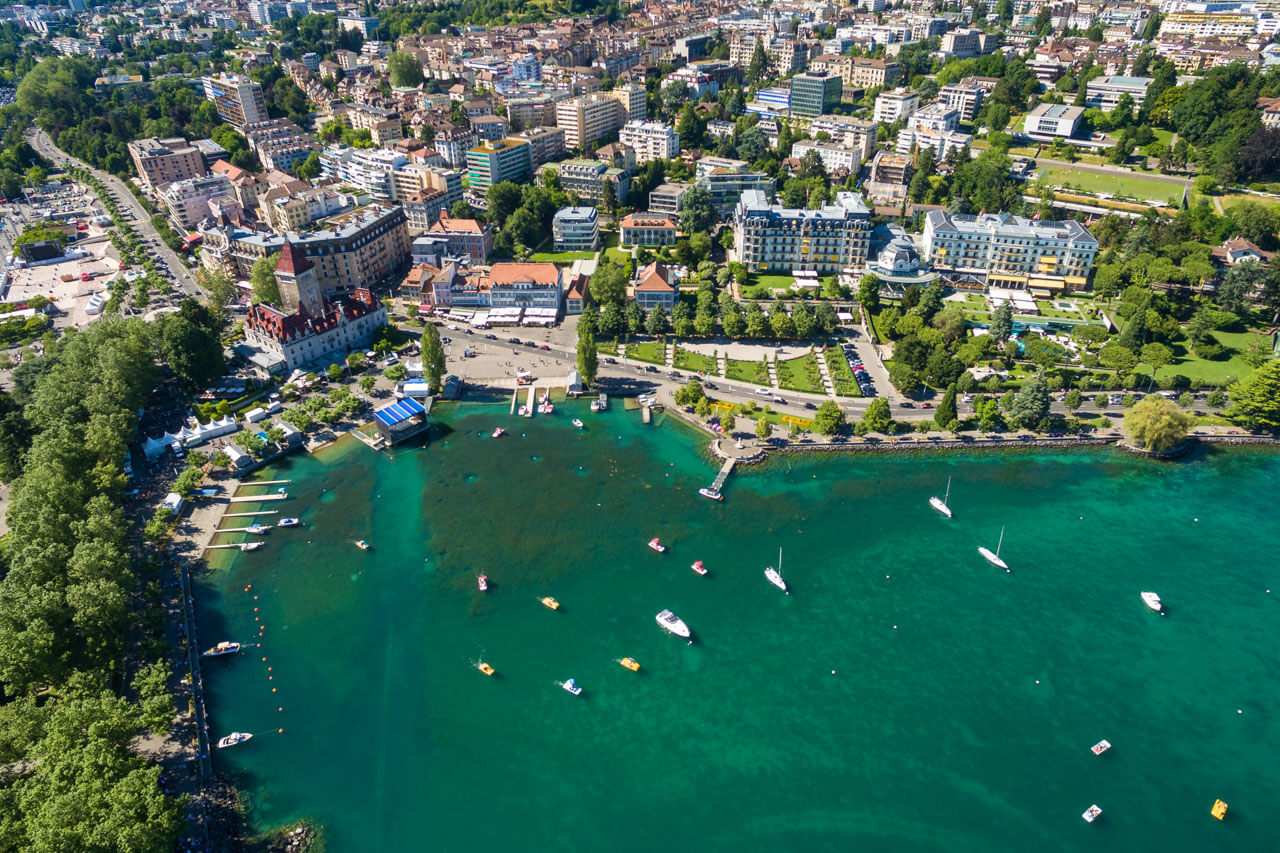 Luftaufnahme von Promenade und Altstadt am See, Sprachkurs in der Stadt, Aussprache verbessern
