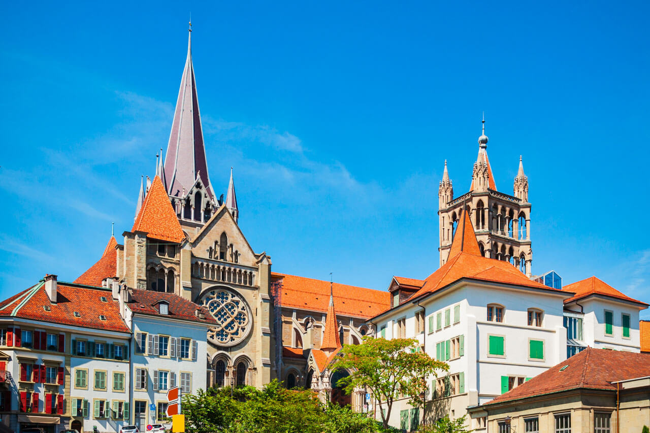 Kathedrale mit roten Dächern und Türmen, Unterricht vor Ort, Grammatik im Kontext üben