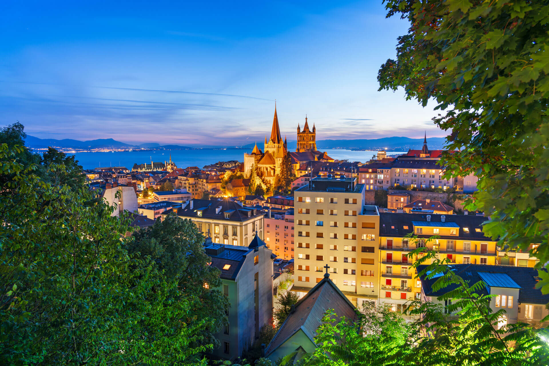 Lausanne bei blauer Stunde mit Kathedrale, Sprachreise, Konversation üben nach dem Unterricht