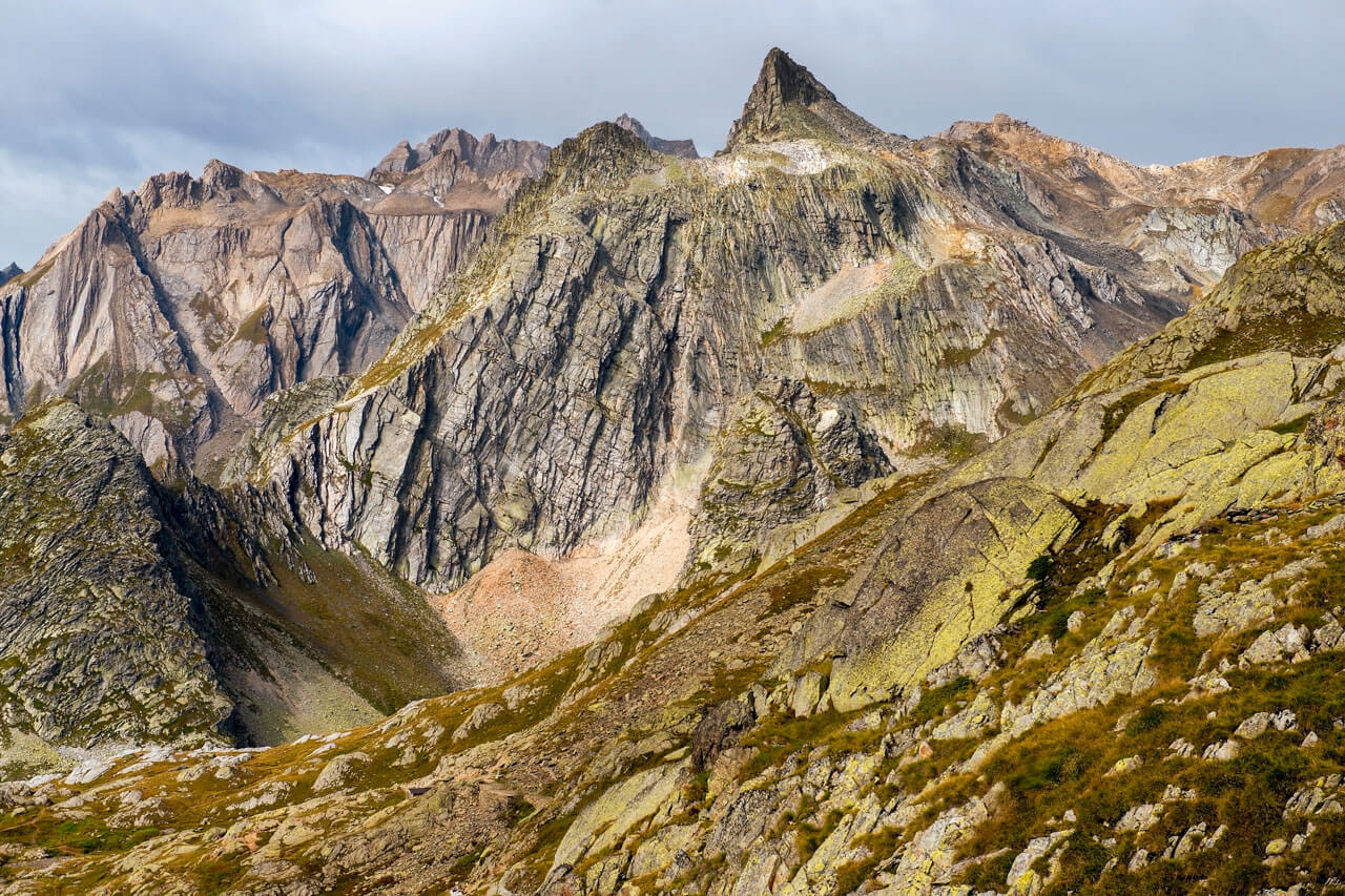 Zerklüftete Felsgipfel aus nächster Nähe, Aussprache verbessern auf Exkursion, Lernen im Sprachkurs.