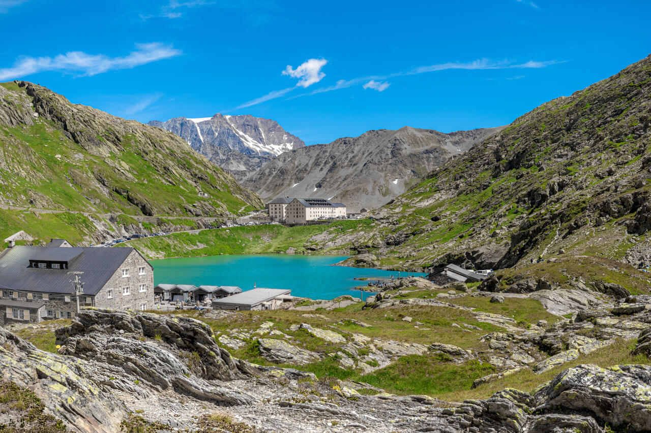 Türkiser Passsee mit historischen Gebäuden, Sprachreise, Vokabeln üben bei einer Exkursion am Wasser.